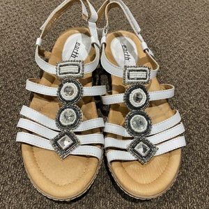 Wms Earth Seaside White Leather Strappy Beaded Sandals Sz 7.5